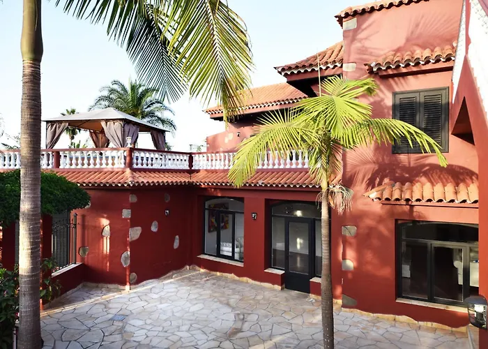 Villa San Benito. Vivienda De Lujo Con Piscina Privada