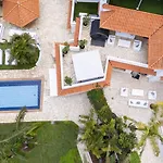 San Benito. Vivienda De Lujo Con Piscina Privada *