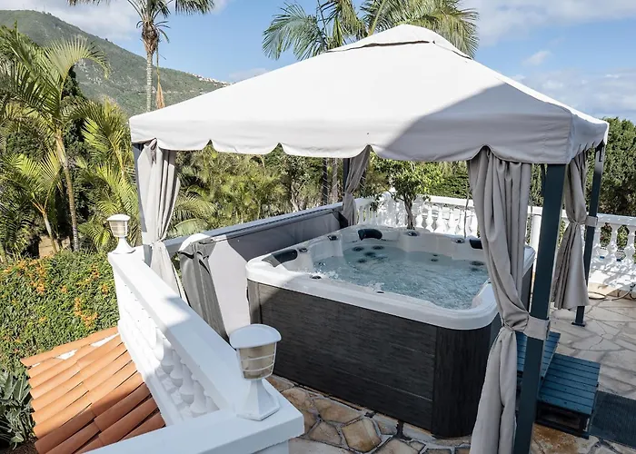 San Benito. Vivienda De Lujo Con Piscina Privada *